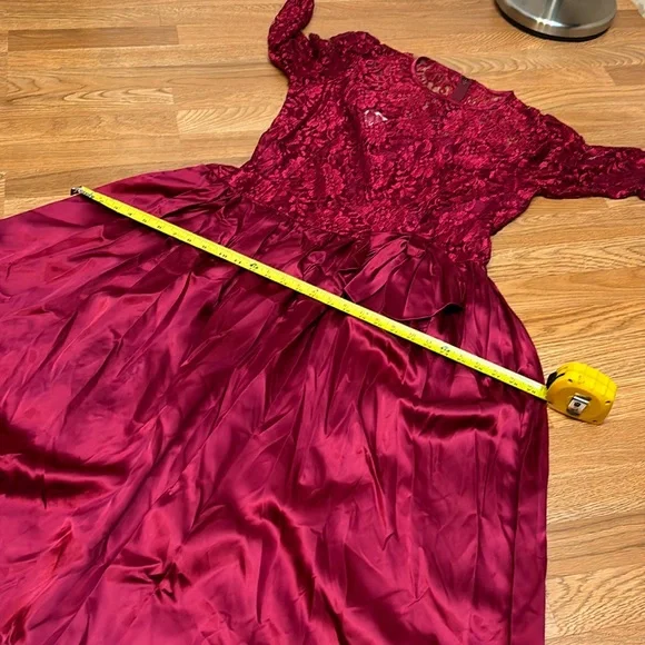 Vintage unbranded luxurious red satin and lace long sleeve maxi gown. Size 18W. - Picture 13 of 17